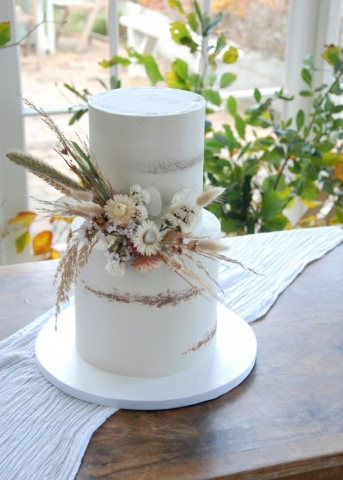 Natural wedding cake with dried flowers